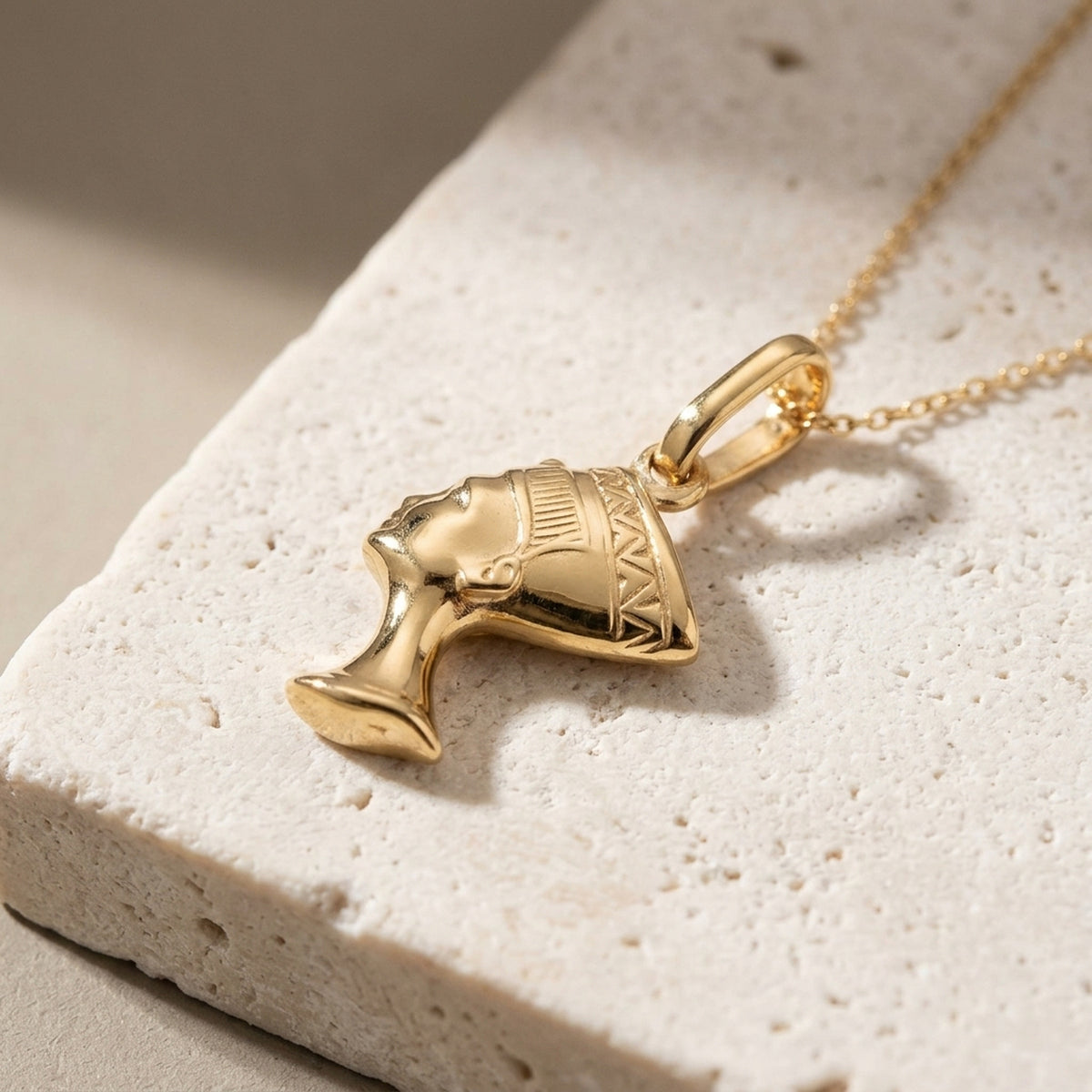 Anhänger Nofretete glänzend – 375er Gold, 15 × 10 × 2,5 mm – Detailansicht des Anhängers vor neutralem Hintergrund