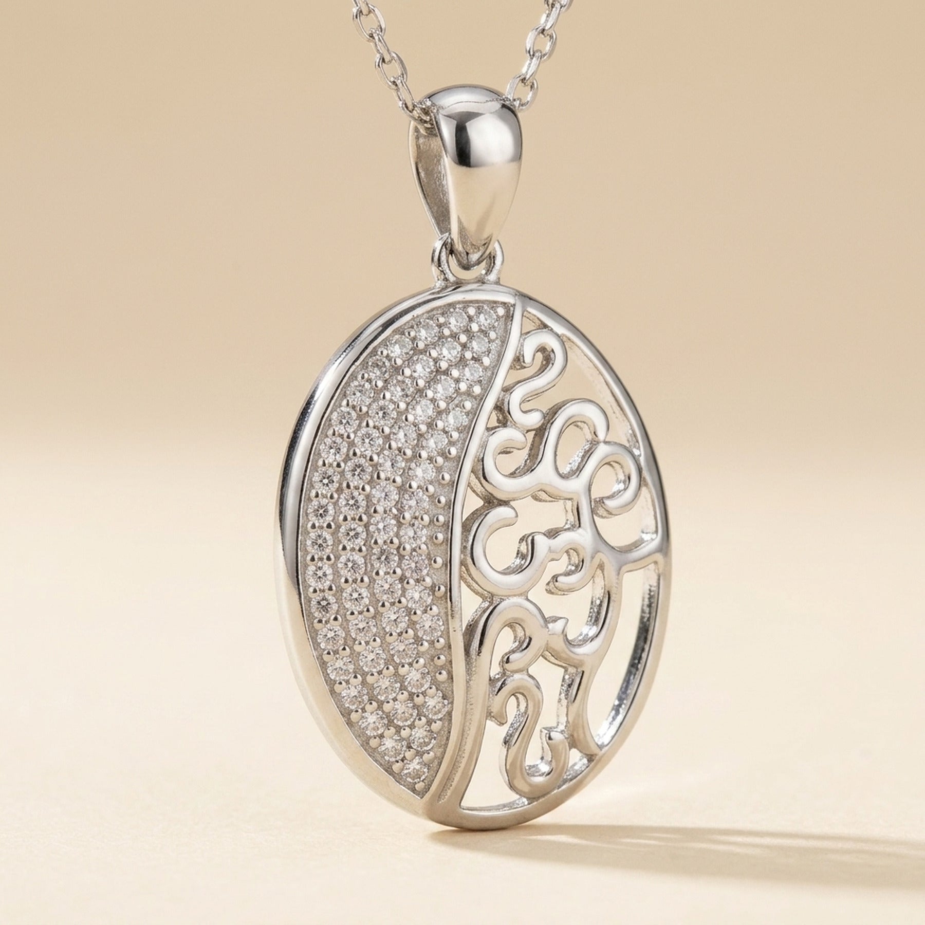 Anhänger oval mit Zirkonia glänzend rhodiniert – 925er Silber, 20 × 15 mm – Detailansicht des Anhängers vor neutralem Hintergrund