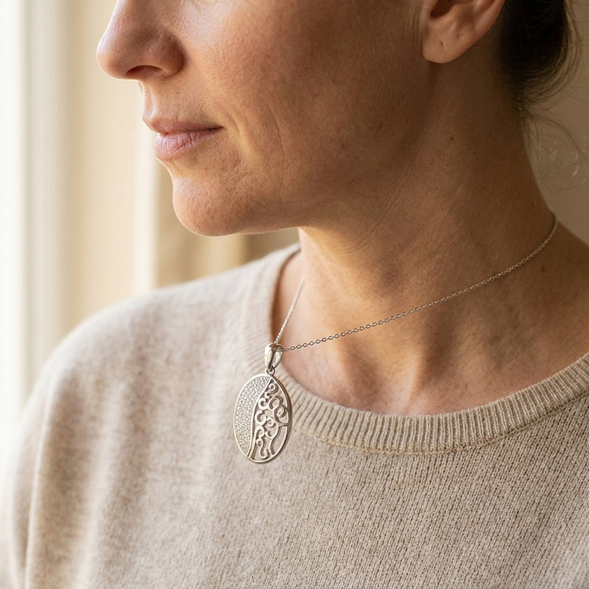 Anhänger oval mit Zirkonia glänzend rhodiniert – 925er Silber, 20 × 15 mm – an einer feinen Kette getragen, zweite Lifestyle-Aufnahme in anderer Perspektive
