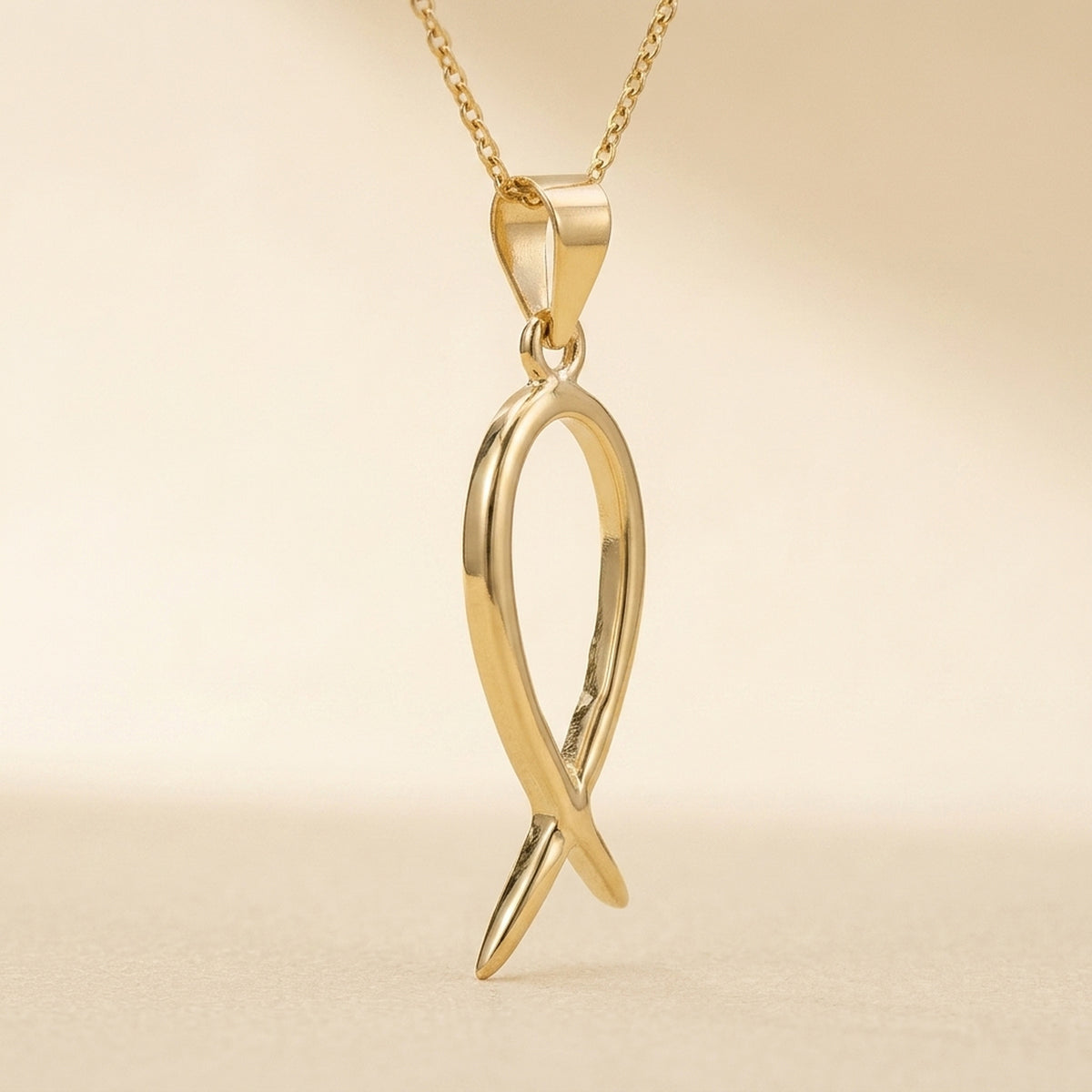 Anhänger Religiöses Symbol Jesus-Fisch glänzend – 375er Gold, 20 × 7 mm – Detailansicht des Anhängers vor neutralem Hintergrund