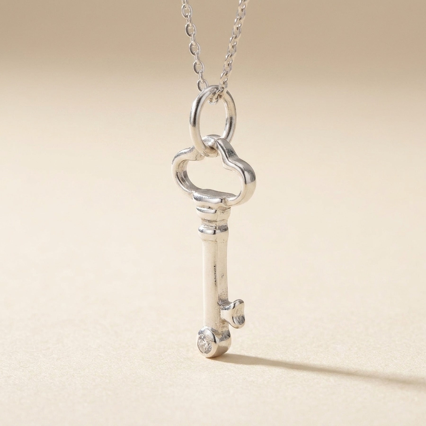 Anhänger Schlüssel mit Zirkonia glänzend – 925er Silber, 21 × 10 mm – Detailansicht des Anhängers vor neutralem Hintergrund