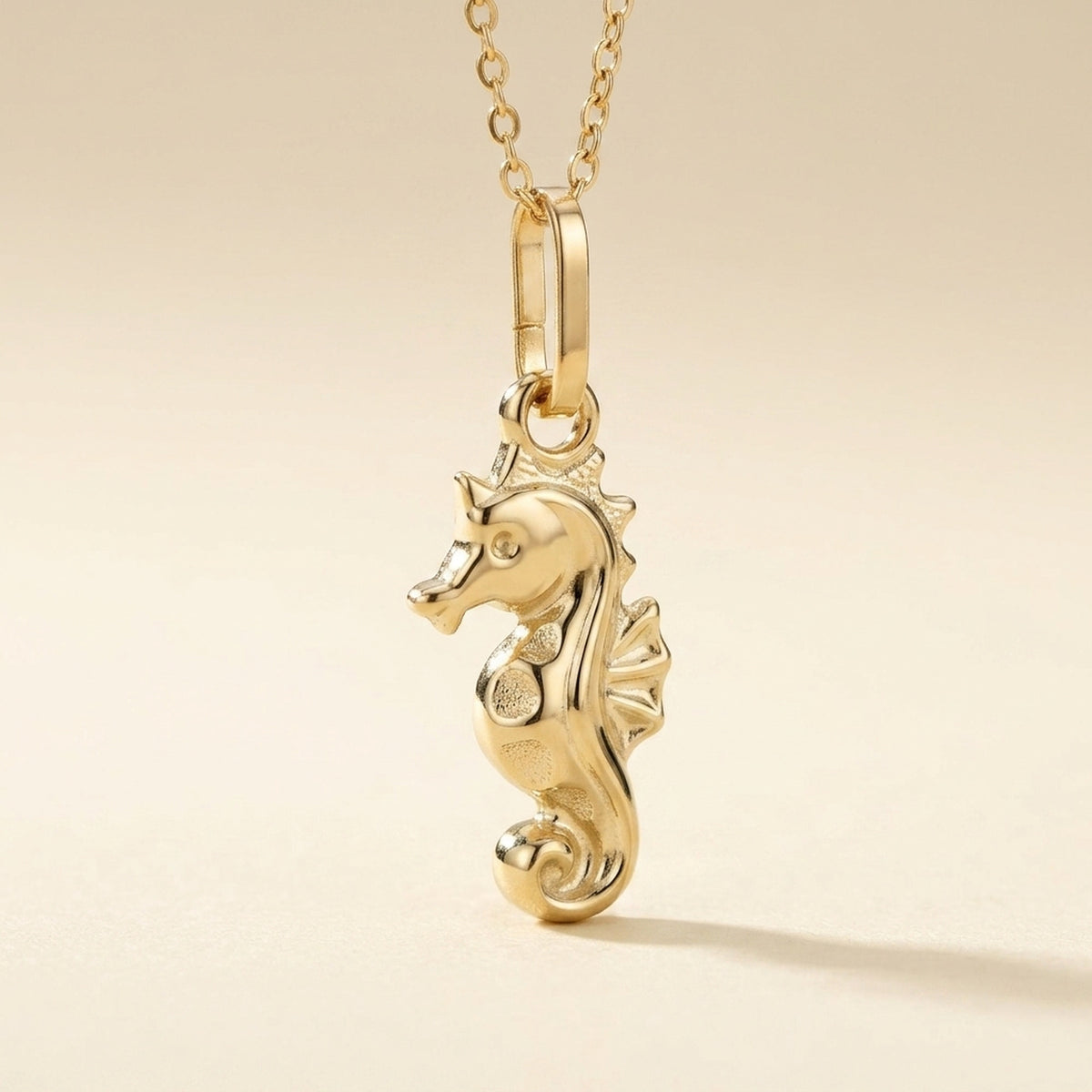 Anhänger Seepferdchen glänzend – 375er Gold, 14 × 7 mm – Detailansicht des Anhängers vor neutralem Hintergrund