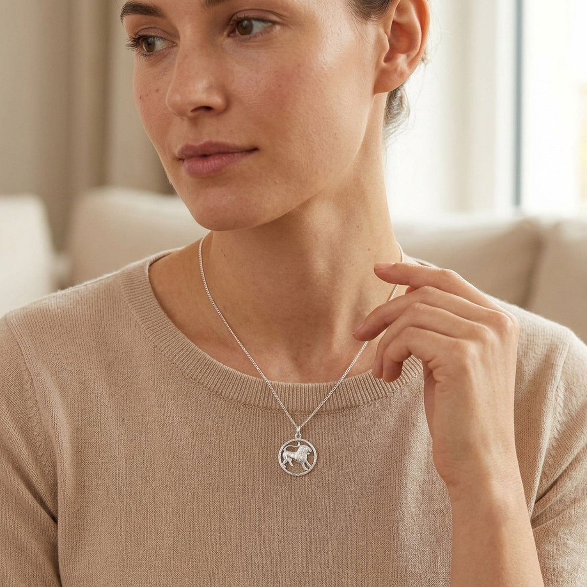 Anhänger Sternzeichen Löwe mit Kette Flachpanzer – 925er Silber, 1,4 mm, 45 cm – an einer feinen Kette getragen, natürliche Lifestyle-Aufnahme