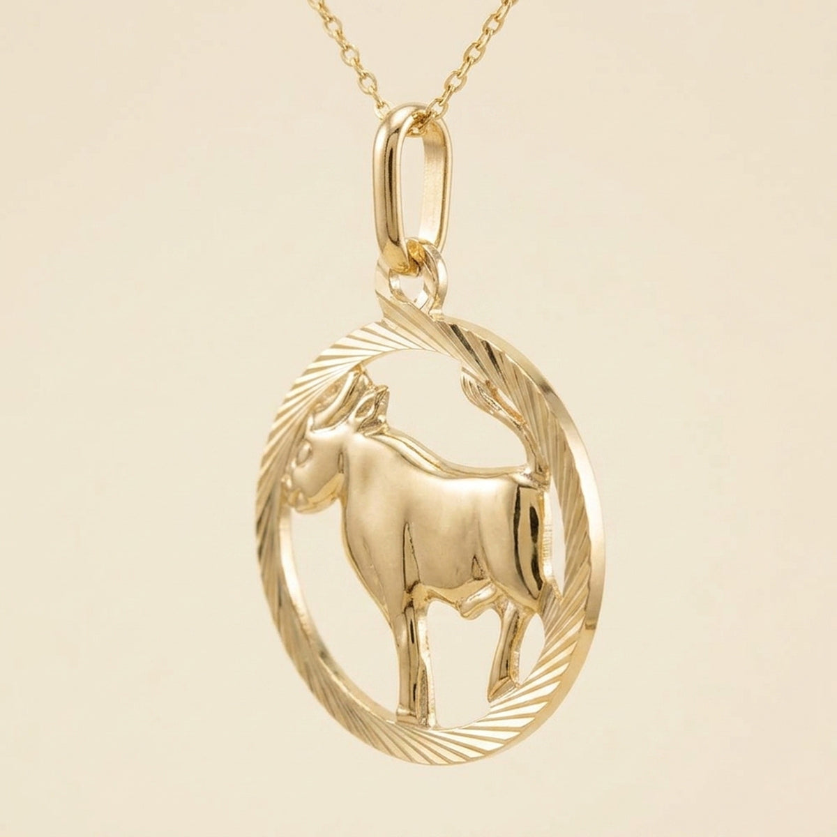 Anhänger Sternzeichen Stier – 375er Gold, 15 mm – Detailansicht des Anhängers vor neutralem Hintergrund