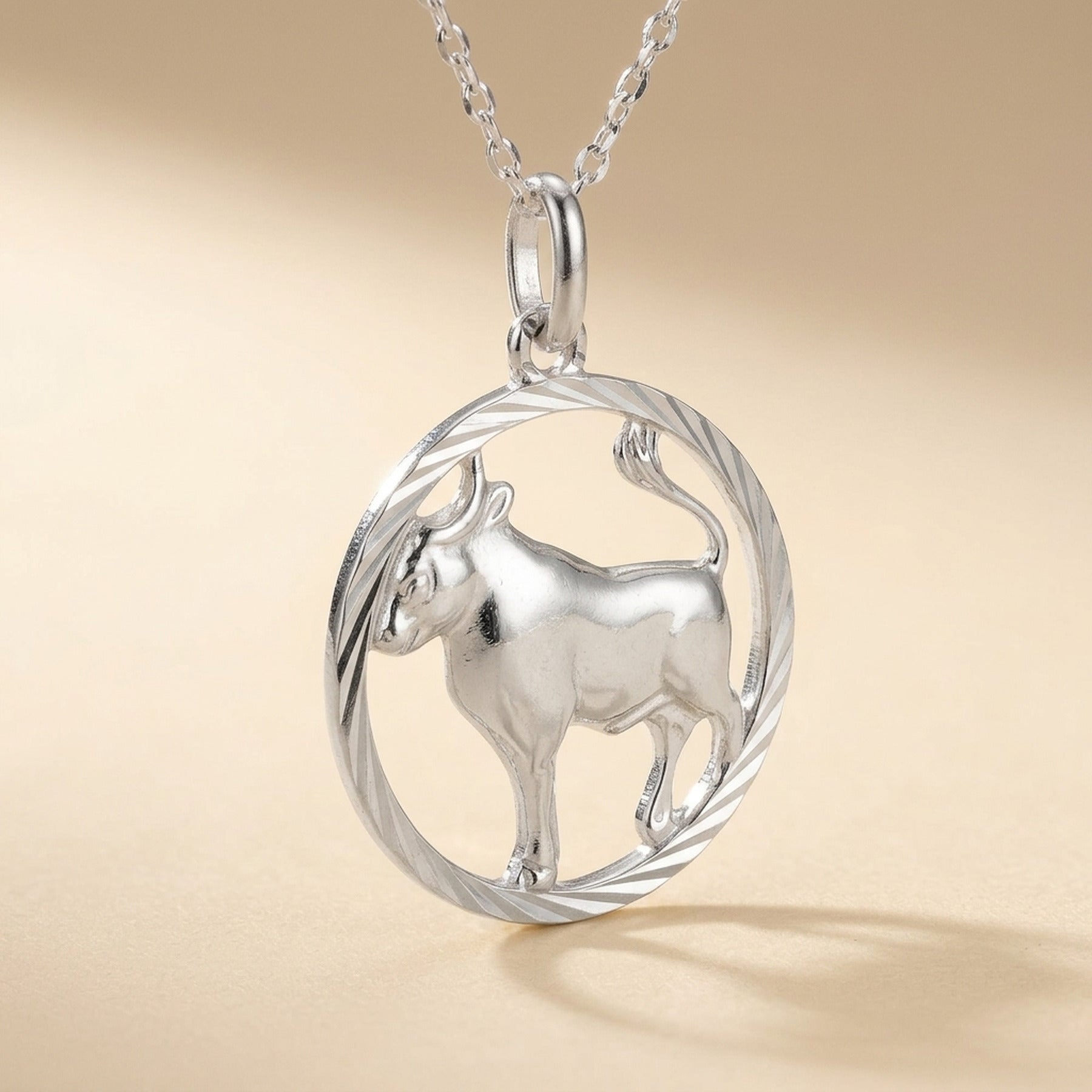 Anhänger Sternzeichen Stier – 925er Silber, 15 mm – Detailansicht des Anhängers vor neutralem Hintergrund