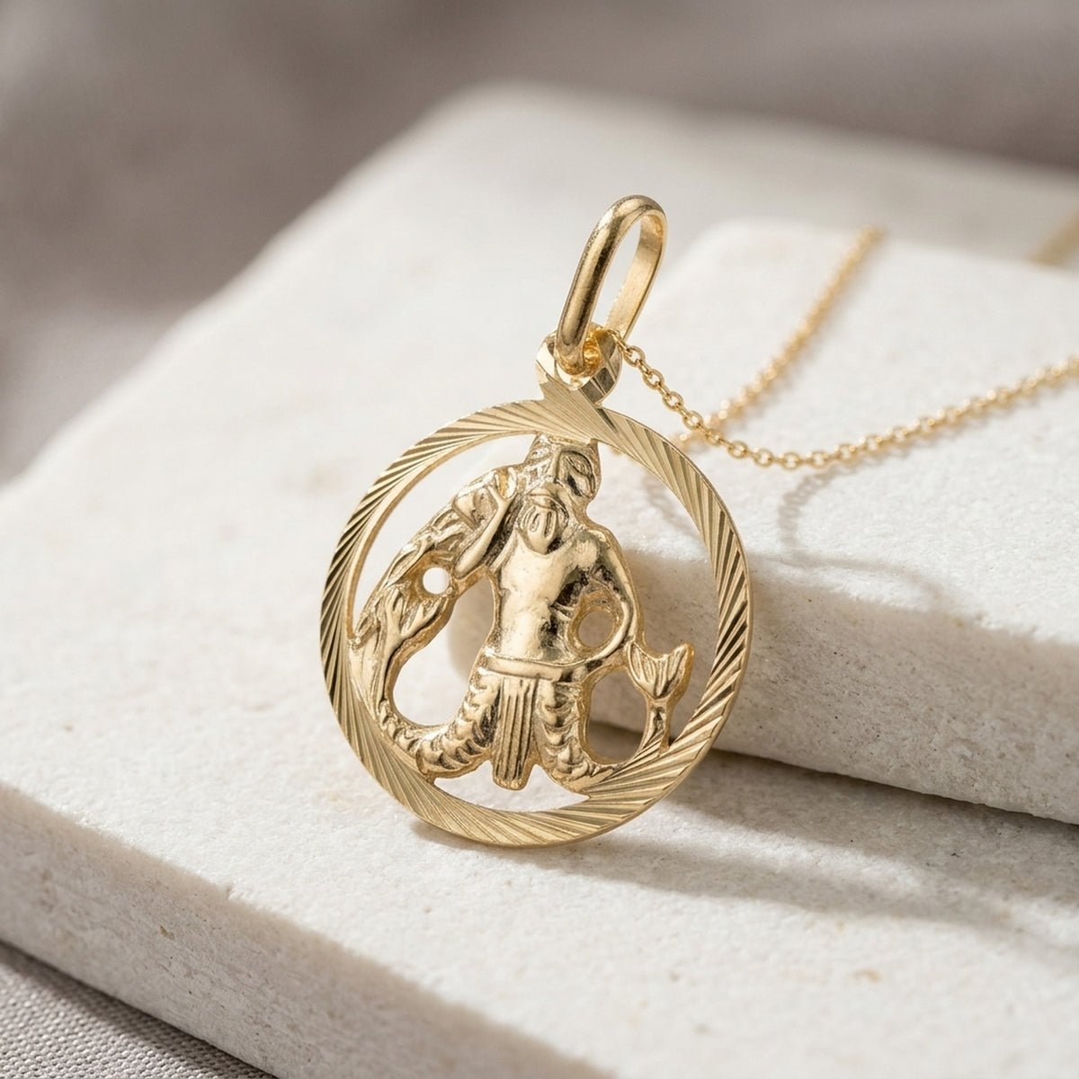 Anhänger Sternzeichen Wassermann – 375er Gold, 15 mm – Detailansicht des Anhängers vor neutralem Hintergrund