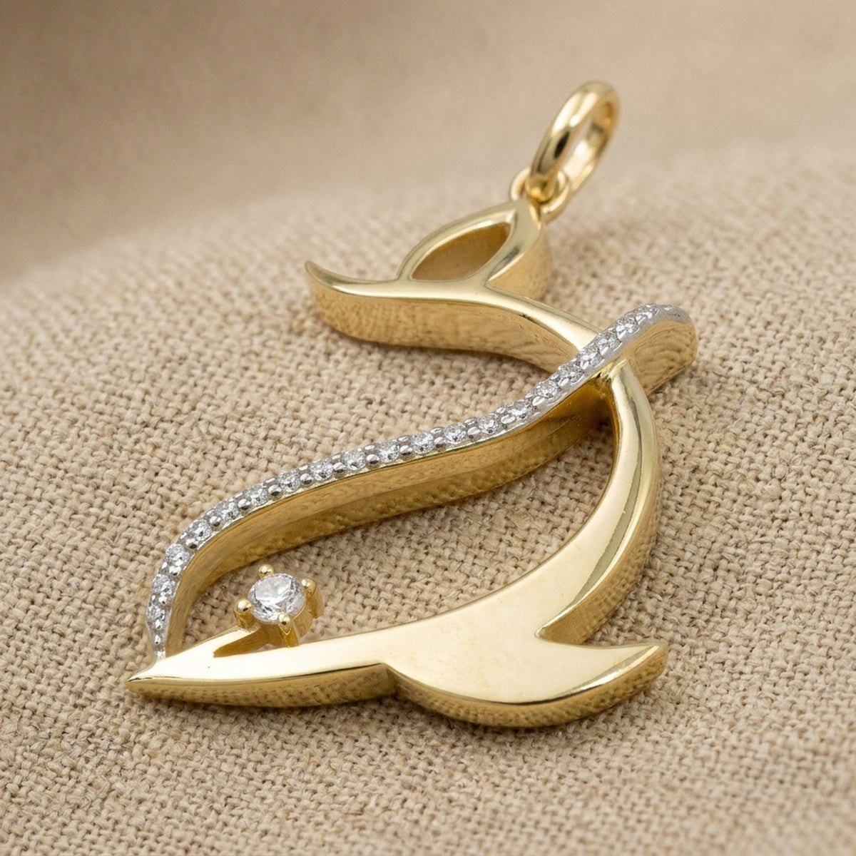 Anhänger stilisierter Delfin mit Zirkonia – 375er Gold, 25 × 20 mm – Detailansicht des Anhängers vor neutralem Hintergrund