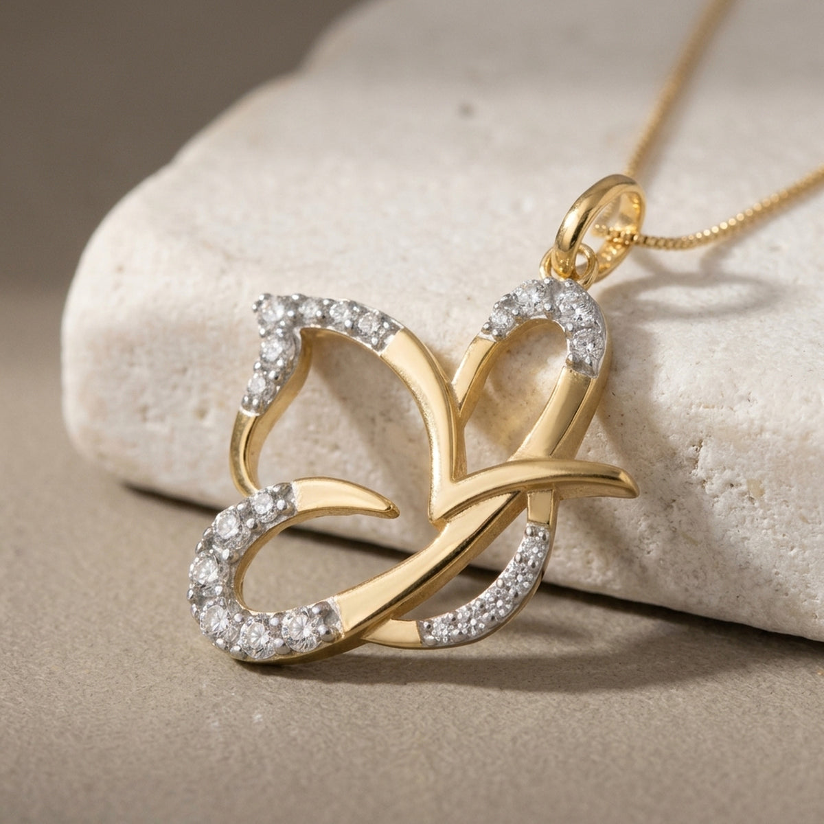 Anhänger stilisierter Schmetterling mit Zirkonia – 375er Gold, 17 × 19 mm – Detailansicht des Anhängers vor neutralem Hintergrund