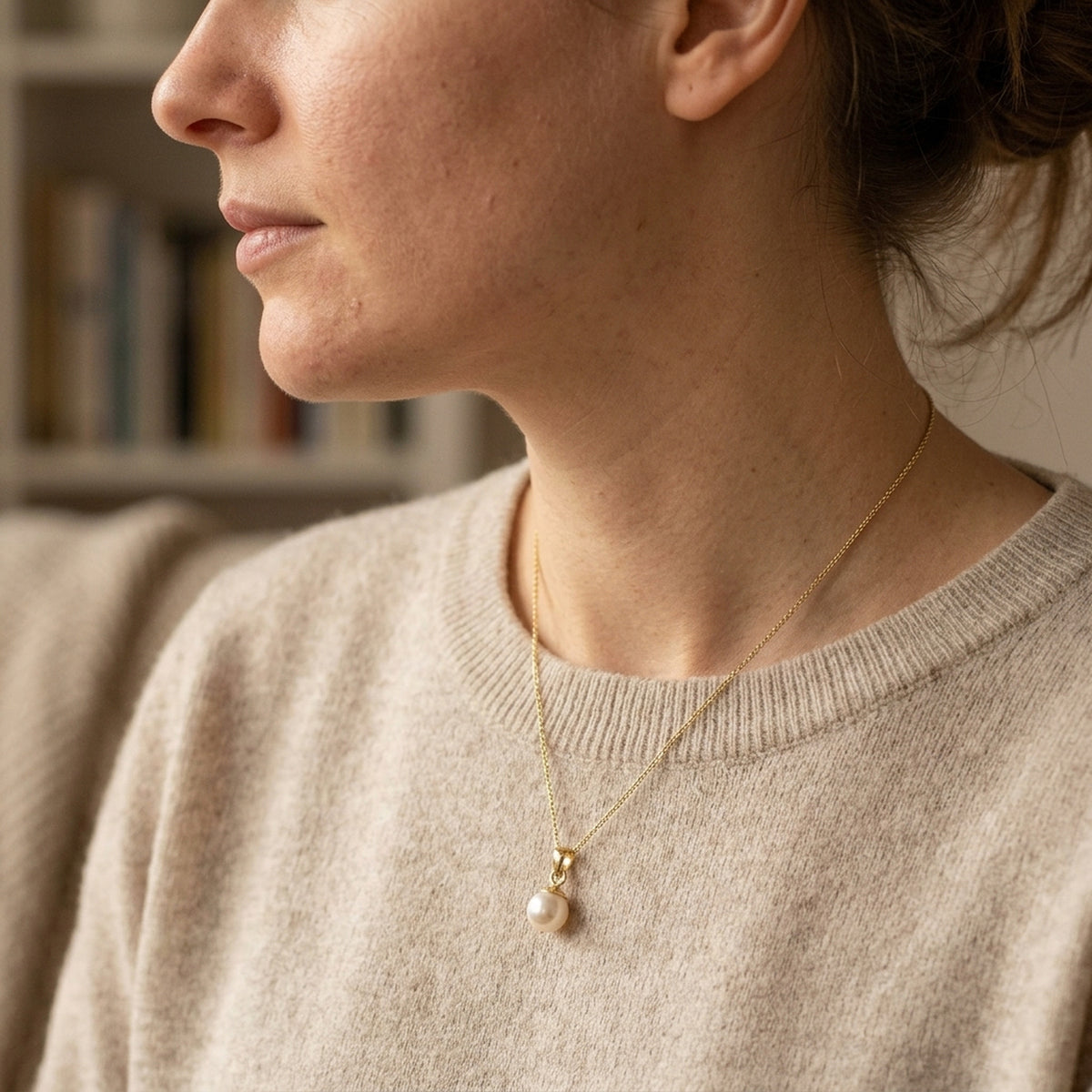 Anhänger Süßwasserperle rund – 375er Gold, ca. 6 mm – an einer feinen Kette getragen, zweite Lifestyle-Aufnahme in anderer Perspektive