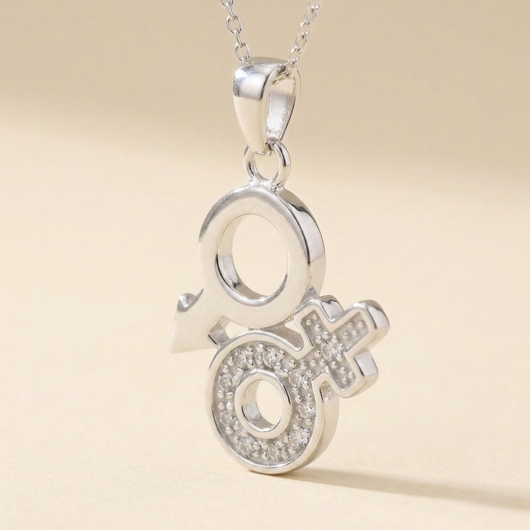 Anhänger Venus/Mars-Symbol mit Zirkonia glänzend – 925er Silber, 23 mm – Detailansicht des Anhängers vor neutralem Hintergrund