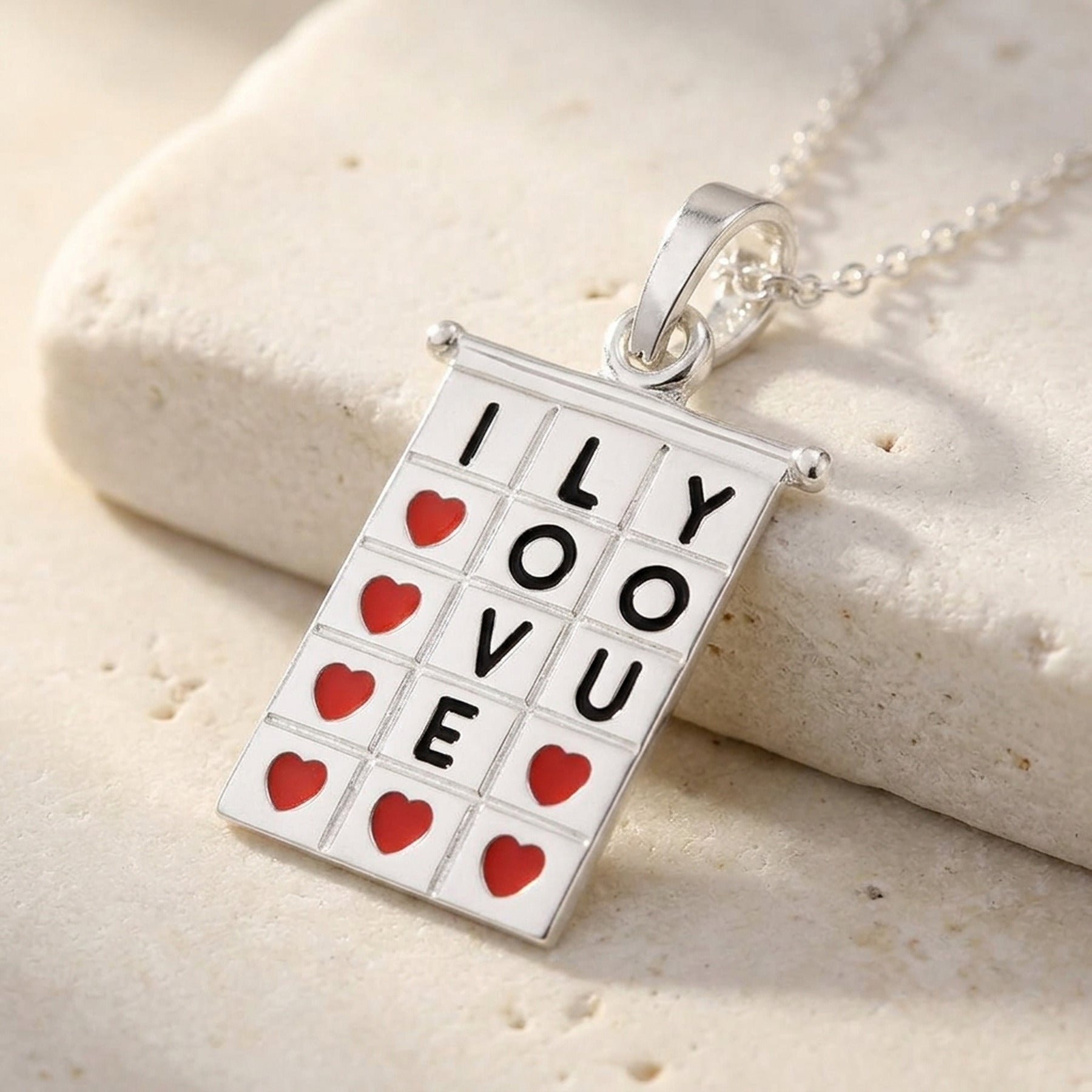 Anhänger Viereck I-LOVE-YOU rot-schwarz lackiert – 925er Silber, 22 × 13 mm – Detailansicht des Anhängers vor neutralem Hintergrund