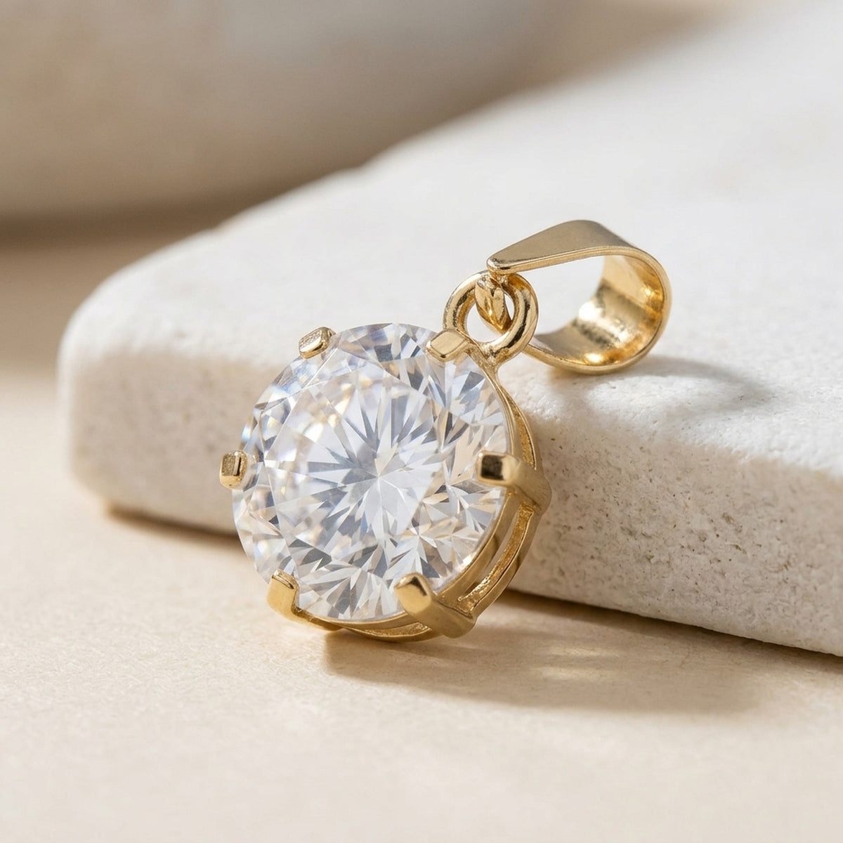 Anhänger mit weißen Zirkonia rund – 375er Gold, 8 mm – Detailansicht des Anhängers vor neutralem Hintergrund