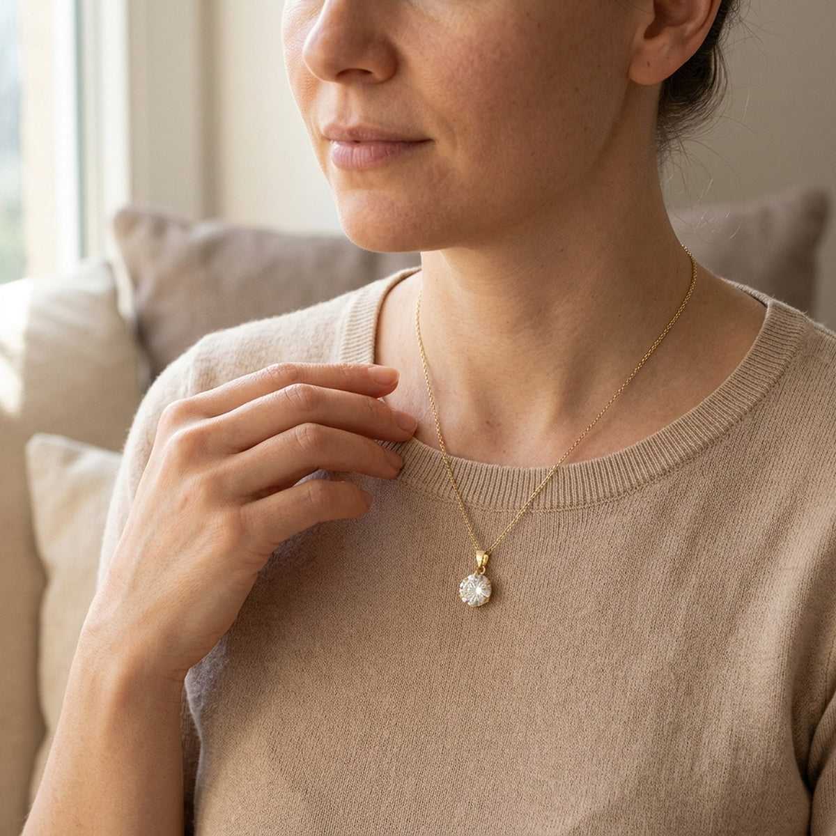 Anhänger mit weißen Zirkonia rund – 375er Gold, 8 mm – an einer feinen Kette getragen, natürliche Lifestyle-Aufnahme