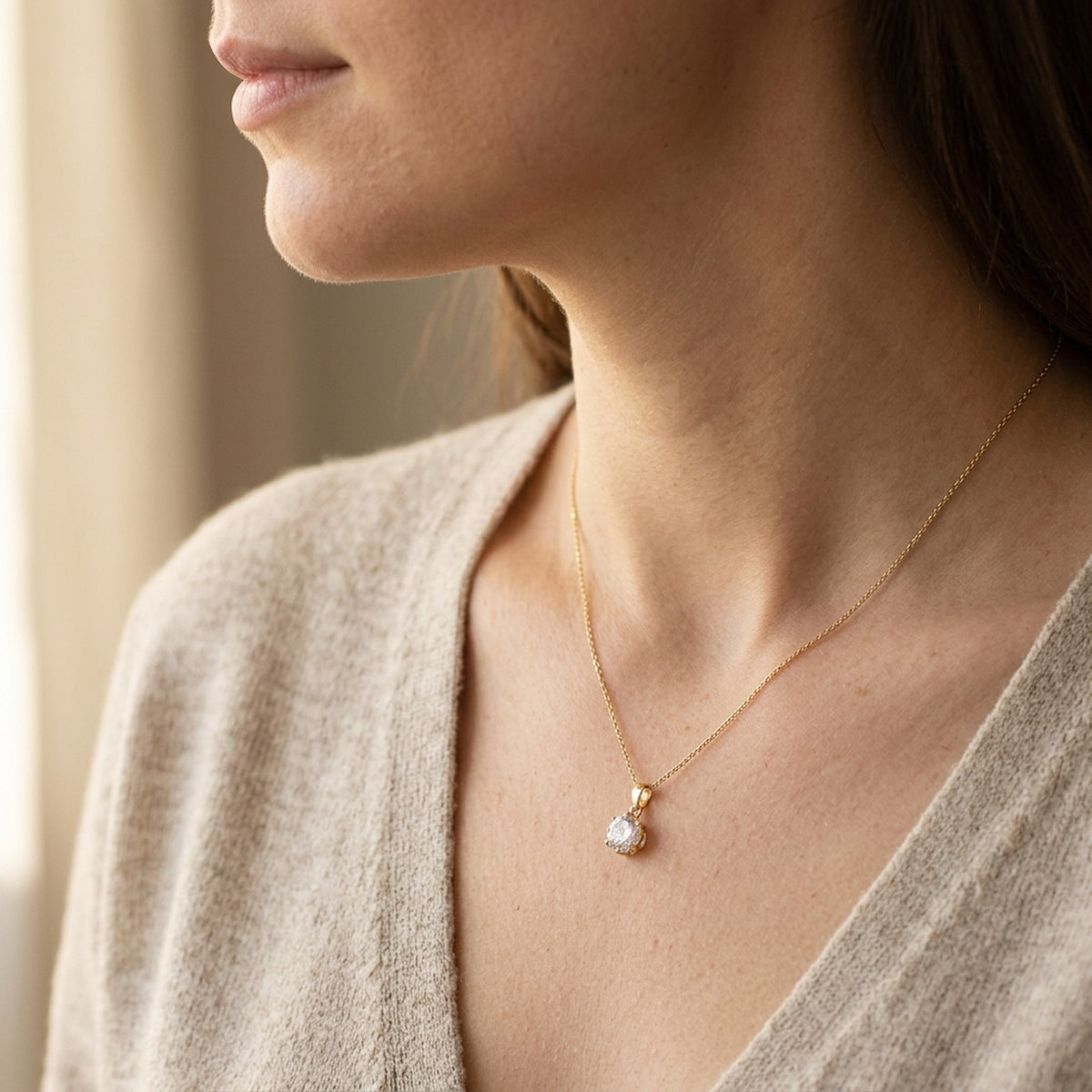 Anhänger mit weißen Zirkonia rund – 375er Gold, 8 mm – an einer feinen Kette getragen, zweite Lifestyle-Aufnahme in anderer Perspektive
