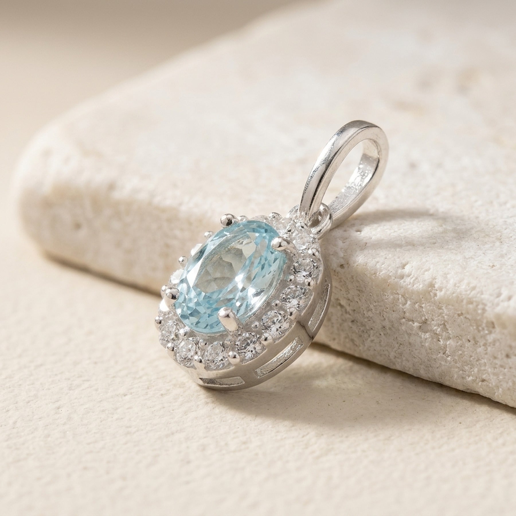 Anhänger mit weißen und hellblauen Zirkonia – 925er Silber, 10 × 8 mm – Detailansicht des Anhängers vor neutralem Hintergrund