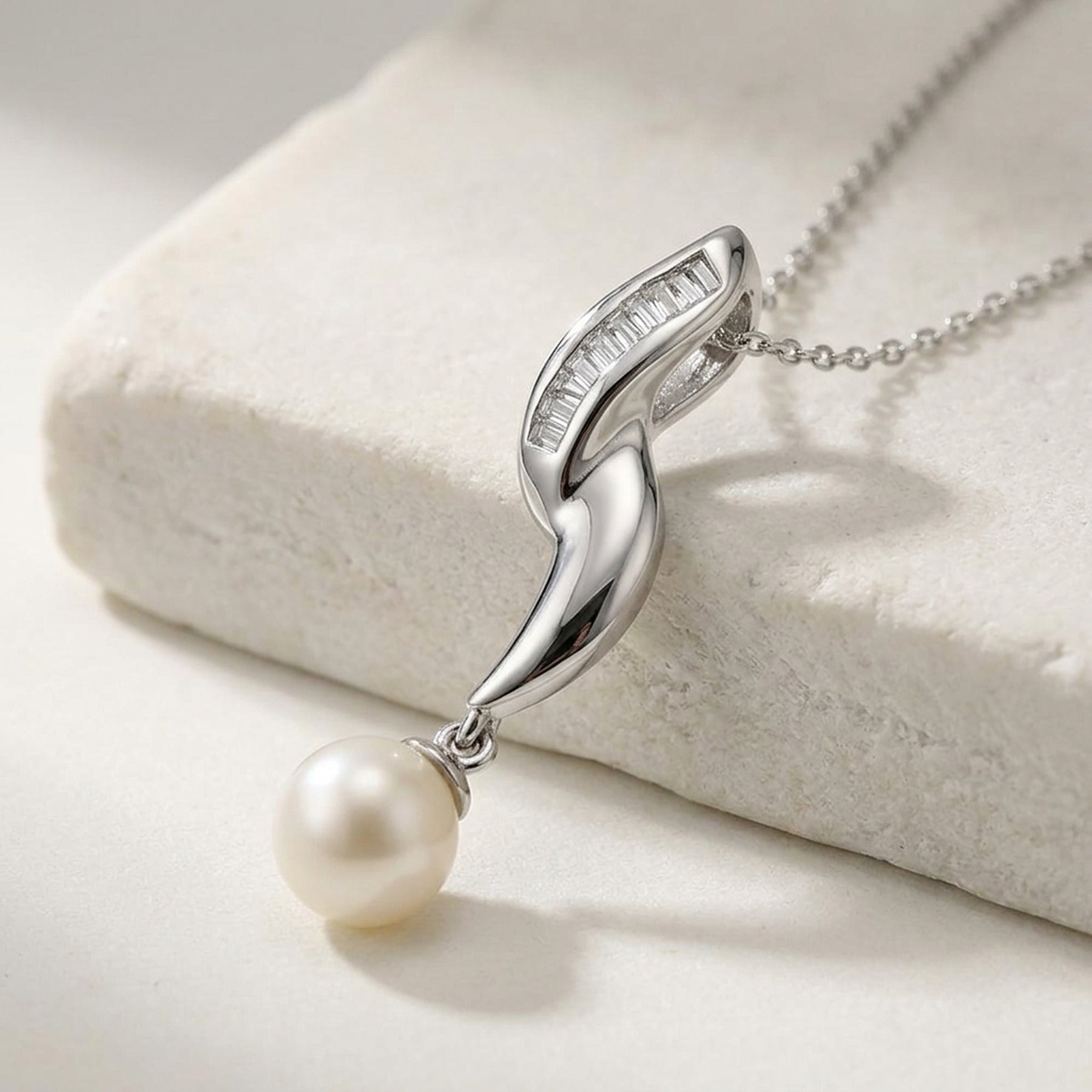 Anhänger mit Zuchtperle und Zirkonia rhodiniert – 925er Silber, 34 × 8 mm – Detailansicht des Anhängers vor neutralem Hintergrund