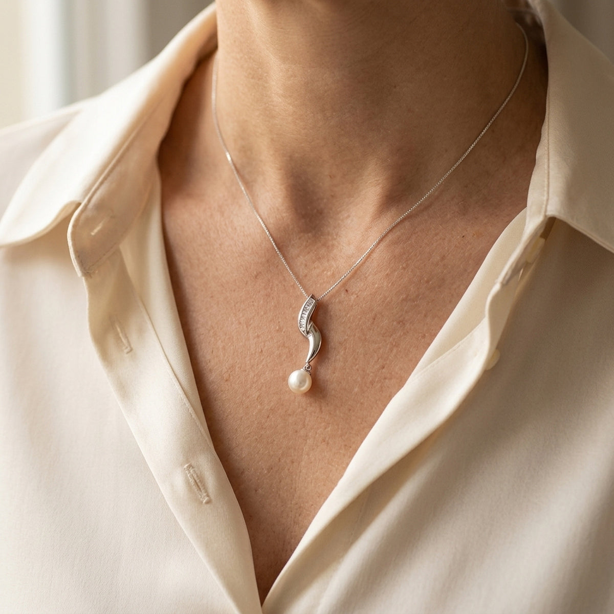 Anhänger mit Zuchtperle und Zirkonia rhodiniert – 925er Silber, 34 × 8 mm – an einer feinen Kette getragen, natürliche Lifestyle-Aufnahme