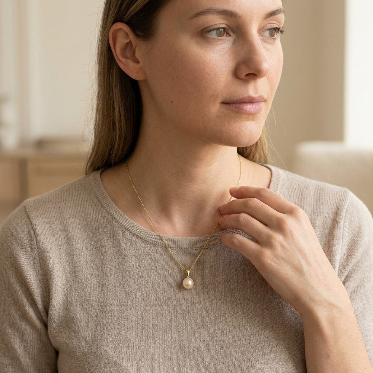 Anhänger mit Zuchtperle rund – 375er Gold, ca. 6 mm – an einer feinen Kette getragen, natürliche Lifestyle-Aufnahme