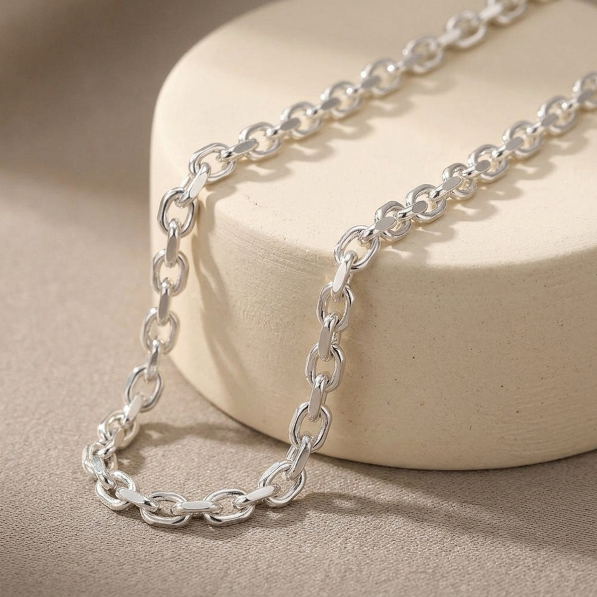 Armband Ankerkette glänzend – 925er Silber, 3,5 mm – Detailansicht des Armbands vor neutralem Hintergrund