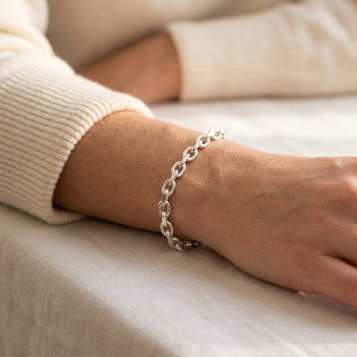 Armband Ankerkette glänzend – 925er Silber, 3,5 mm – am Handgelenk getragen, natürliche Lifestyle-Aufnahme