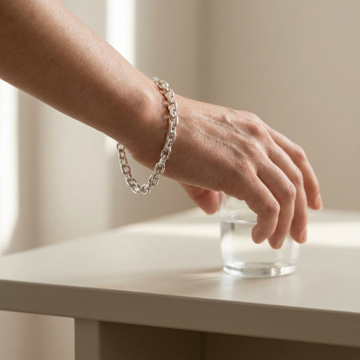 Armband Ankerkette glänzend – 925er Silber, 3,5 mm – am Handgelenk getragen, zweite Lifestyle-Aufnahme in anderer Perspektive