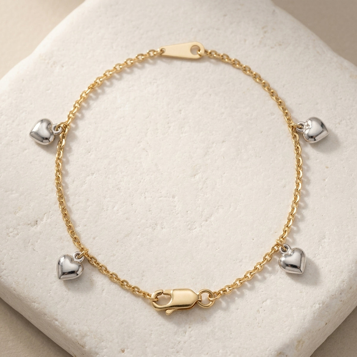 Armband Ankerkette mit 5 Herzen bicolor rhodiniert – 375er Gold, 1,7 mm, 19 cm – Detailansicht des Armbands vor neutralem Hintergrund