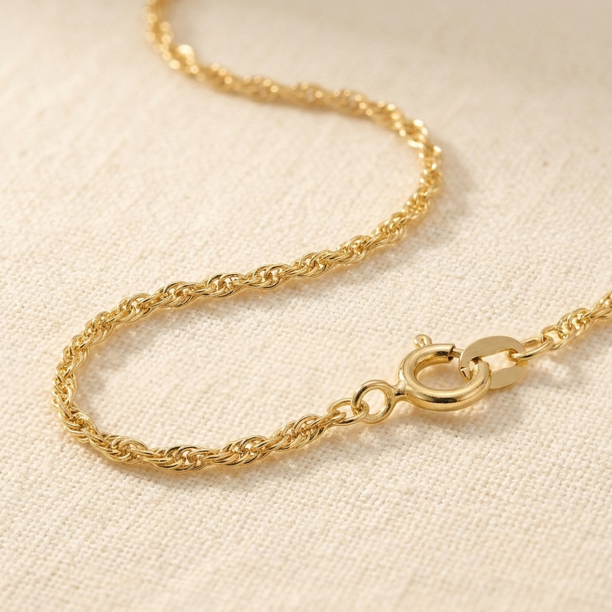 Armband Doppelanker gedreht Kordelkette – 375er Gold, 1,6 mm – Detailansicht des Armbands vor neutralem Hintergrund