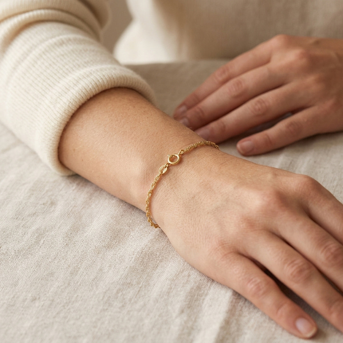 Armband Doppelanker gedreht Kordelkette – 375er Gold, 1,6 mm – am Handgelenk getragen, natürliche Lifestyle-Aufnahme