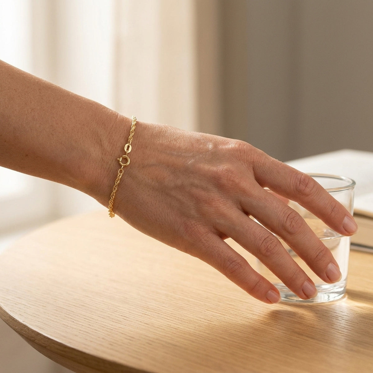 Armband Doppelanker gedreht Kordelkette – 375er Gold, 1,6 mm – am Handgelenk getragen, zweite Lifestyle-Aufnahme in anderer Perspektive