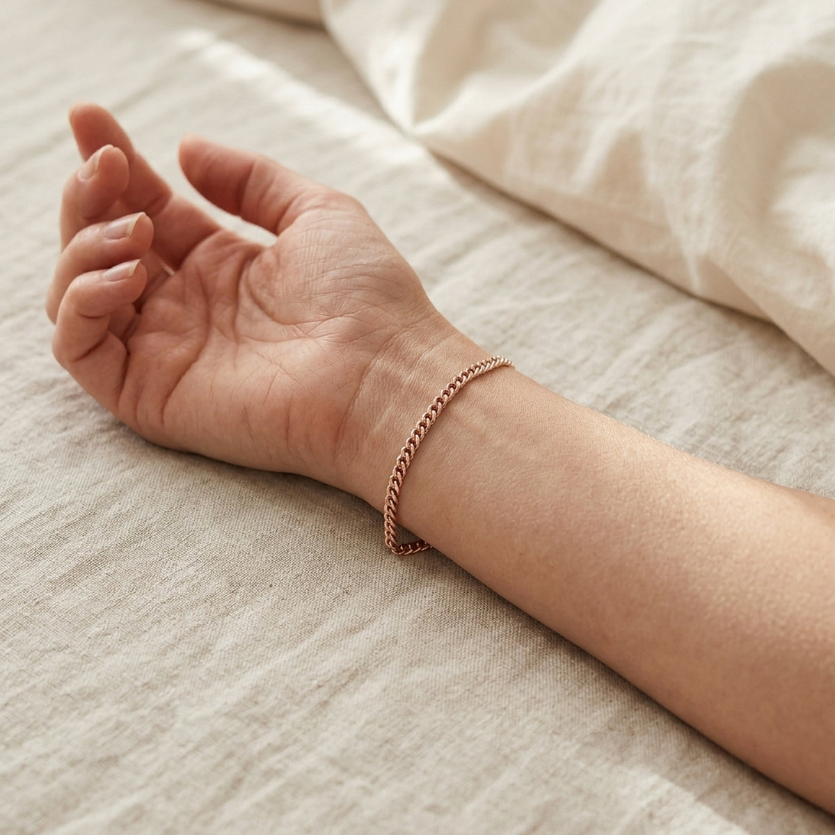 Armband Doppelrhombus Zwillingspanzer – 375er Rotgold, 2 mm – am Handgelenk getragen, zweite Lifestyle-Aufnahme in anderer Perspektive