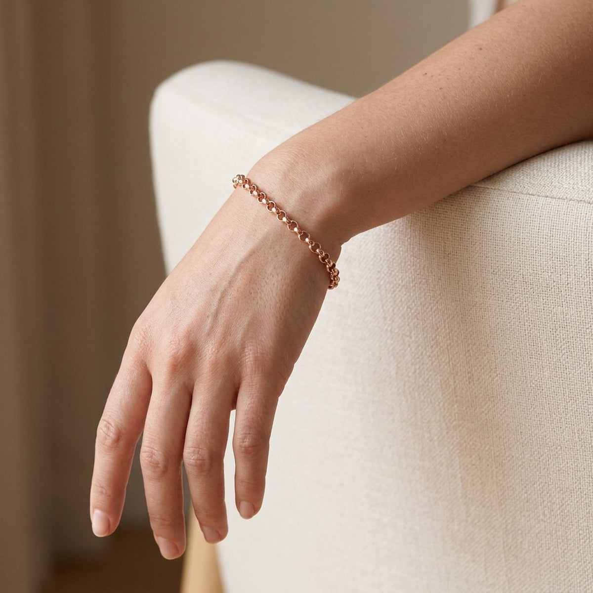 Armband Erbskette – 585er Rotgold, 2,5 mm, 19 cm – am Handgelenk getragen, natürliche Lifestyle-Aufnahme