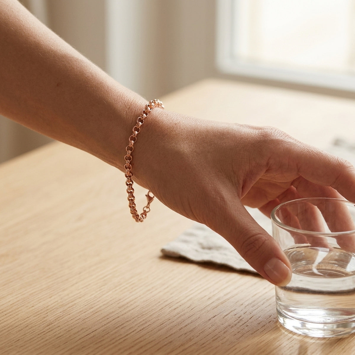 Armband Erbskette – 585er Rotgold, 2,5 mm, 19 cm – am Handgelenk getragen, zweite Lifestyle-Aufnahme in anderer Perspektive
