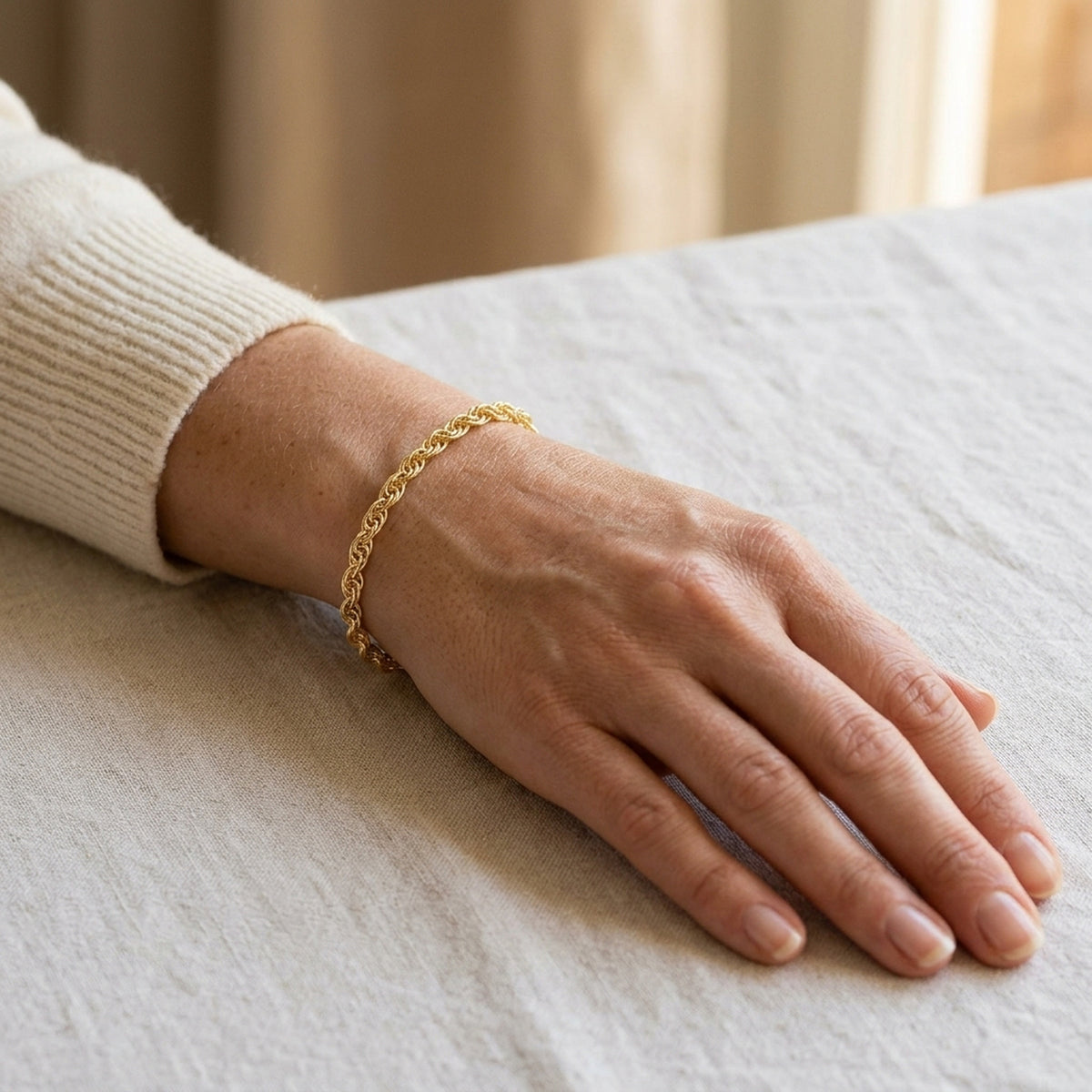 Armband Fantasie – 375er Gold, 3 mm, 19 cm – am Handgelenk getragen, natürliche Lifestyle-Aufnahme