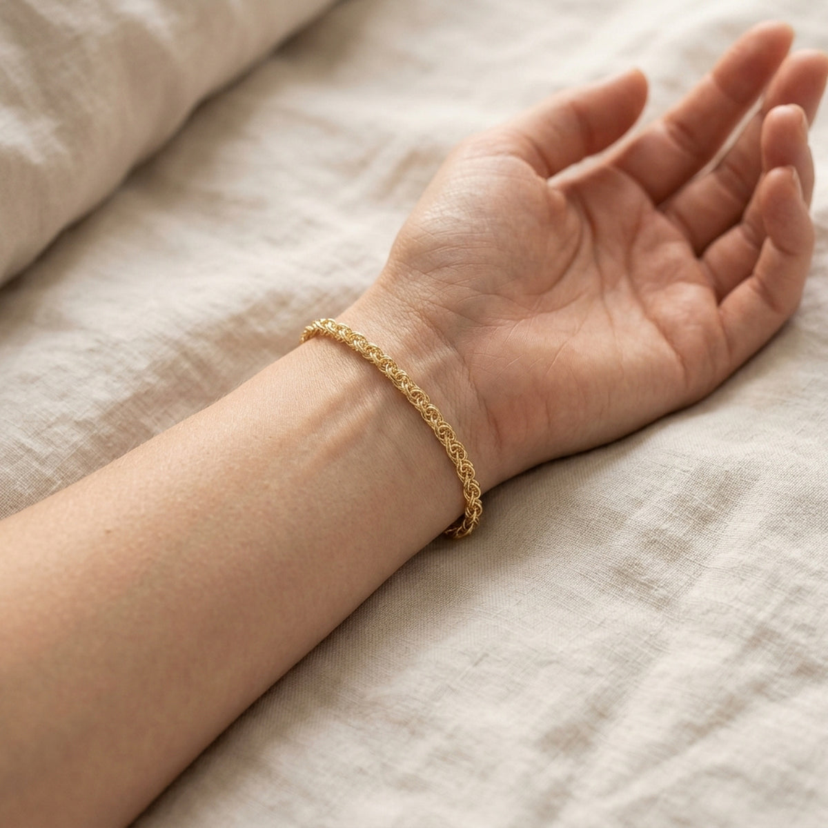 Armband Fantasie – 375er Gold, 3 mm, 19 cm – am Handgelenk getragen, zweite Lifestyle-Aufnahme in anderer Perspektive