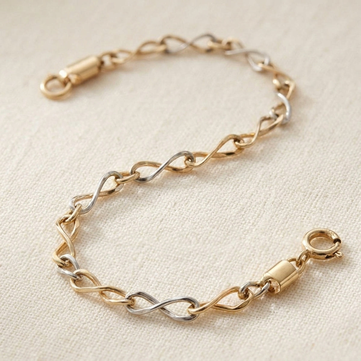 Armband Fantasiemuster bicolor – 375er Gelb- und Weißgold, 2,7 mm, 19 cm – Detailansicht des Armbands vor neutralem Hintergrund
