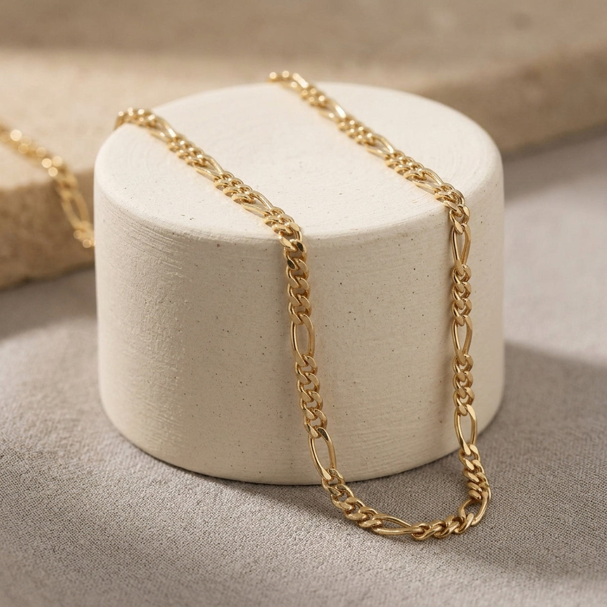 Armband Figarokette – 585er Gold, 1,4 mm – Detailansicht des Armbands vor neutralem Hintergrund