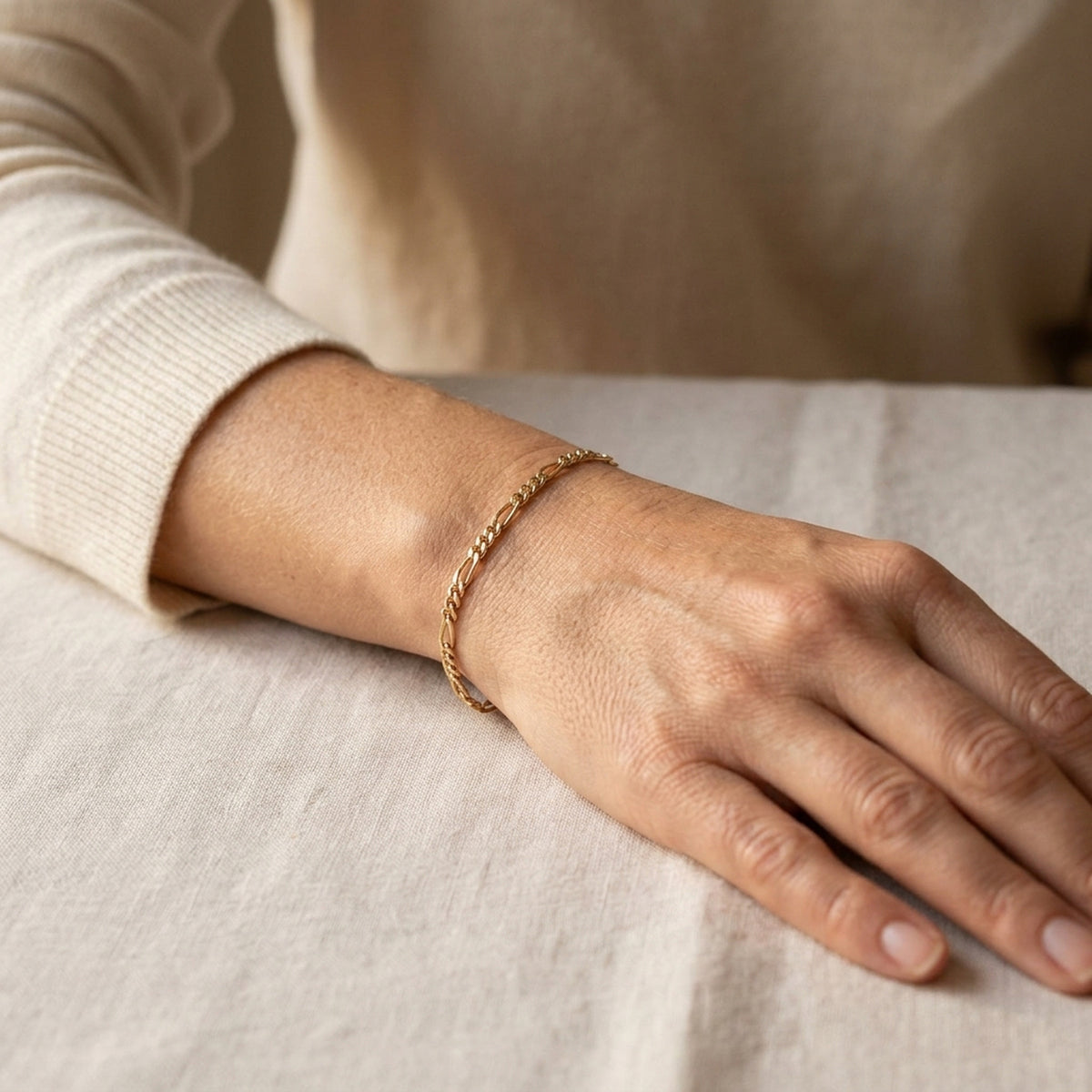 Armband Figarokette – 585er Gold, 1,4 mm – am Handgelenk getragen, natürliche Lifestyle-Aufnahme