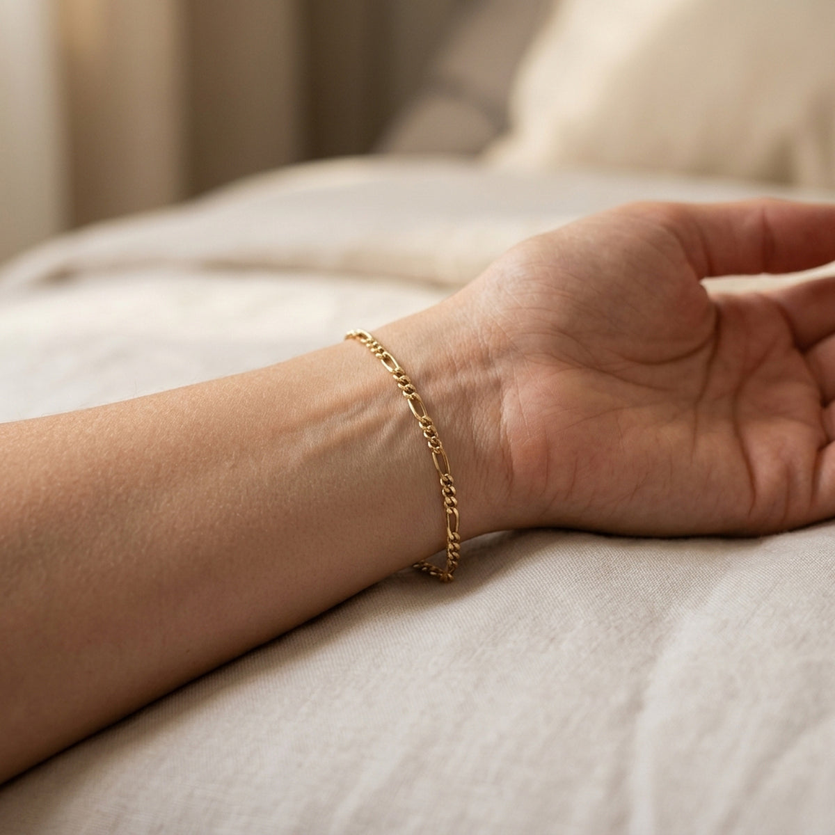 Armband Figarokette – 585er Gold, 1,4 mm – am Handgelenk getragen, zweite Lifestyle-Aufnahme in anderer Perspektive