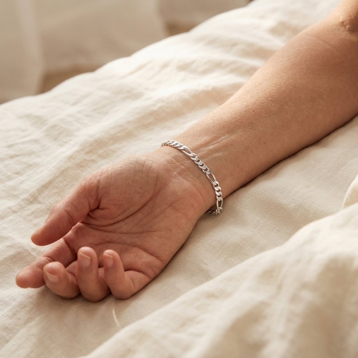 Armband Figarokette – 925er Silber, ca. 2 mm – am Handgelenk getragen, zweite Lifestyle-Aufnahme in anderer Perspektive