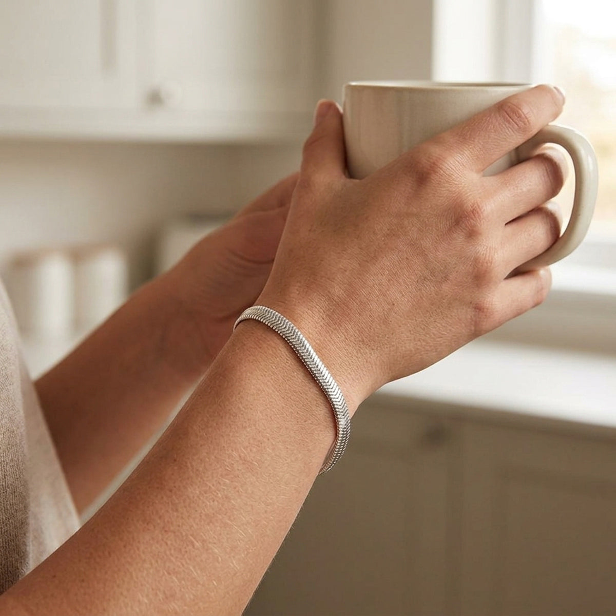 Armband flache Schlangenkette glänzend – 925er Silber, 6 mm – am Handgelenk getragen, natürliche Lifestyle-Aufnahme