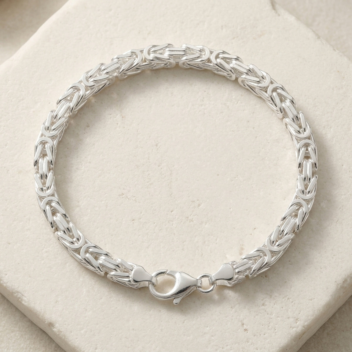 Armband Königskette vierkant glänzend – 925er Silber, 6 × 6 mm – Detailansicht des Armbands vor neutralem Hintergrund