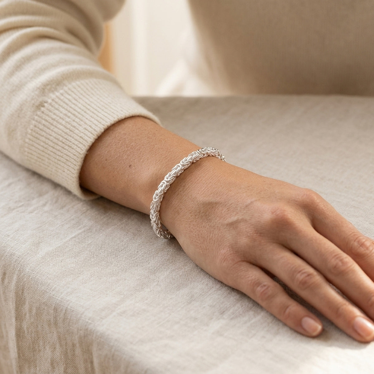 Armband Königskette vierkant glänzend – 925er Silber, 6 × 6 mm – am Handgelenk getragen, natürliche Lifestyle-Aufnahme