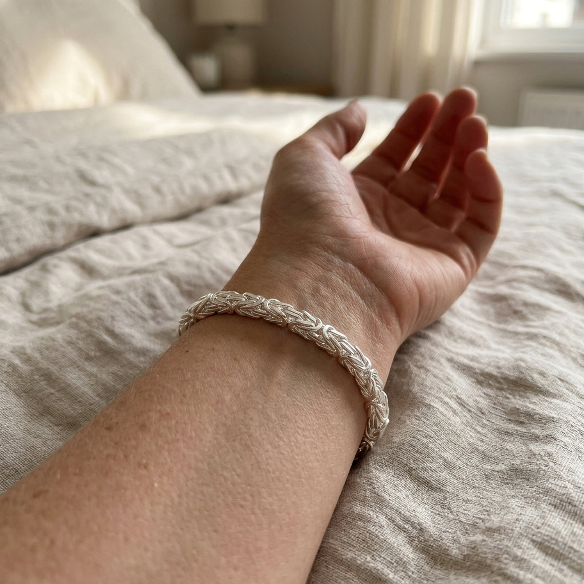 Armband Königskette vierkant glänzend – 925er Silber, 6 × 6 mm – am Handgelenk getragen, zweite Lifestyle-Aufnahme in anderer Perspektive