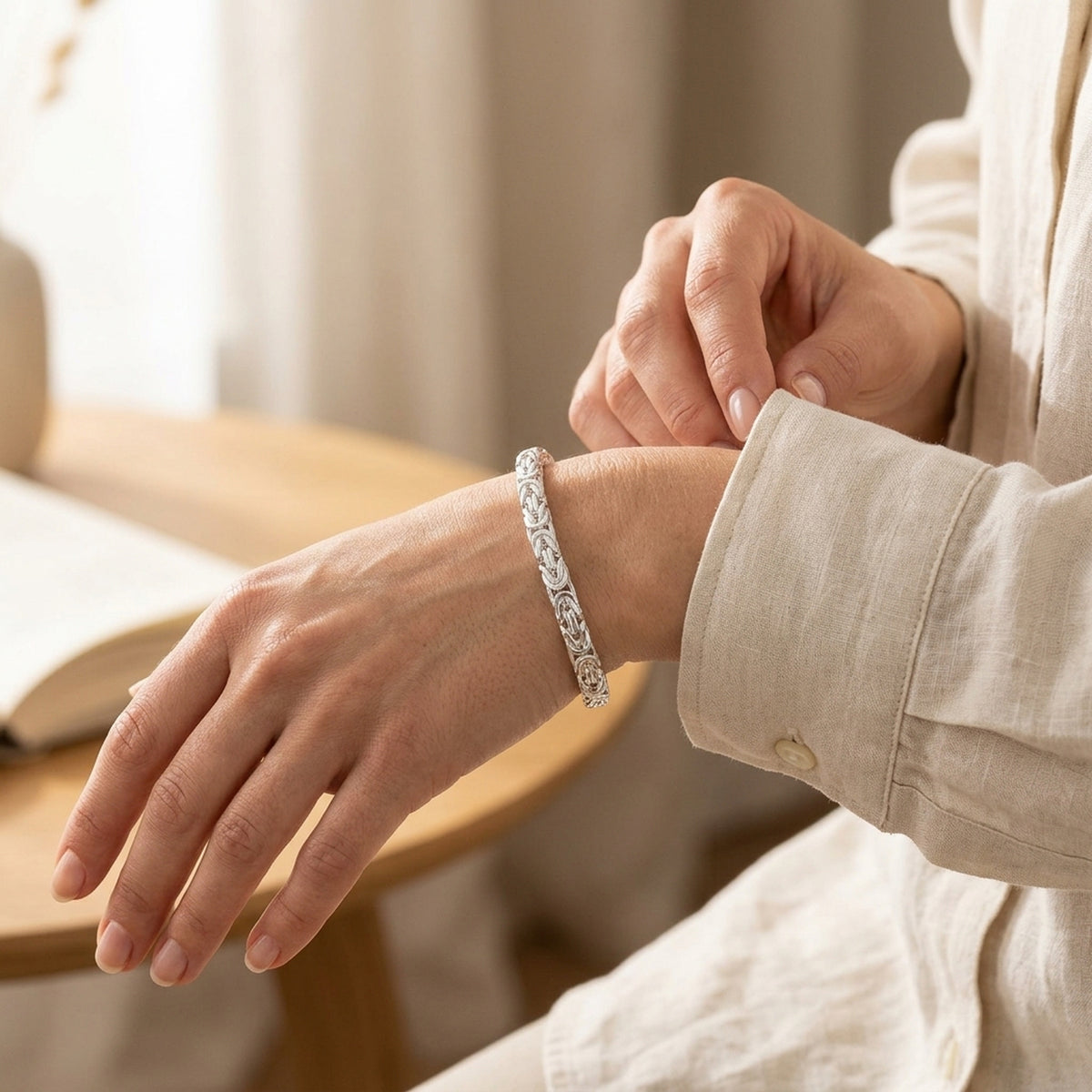 Armband Königskette vierkant glänzend – 925er Silber, 5 × 5 mm – am Handgelenk getragen, zweite Lifestyle-Aufnahme in anderer Perspektive
