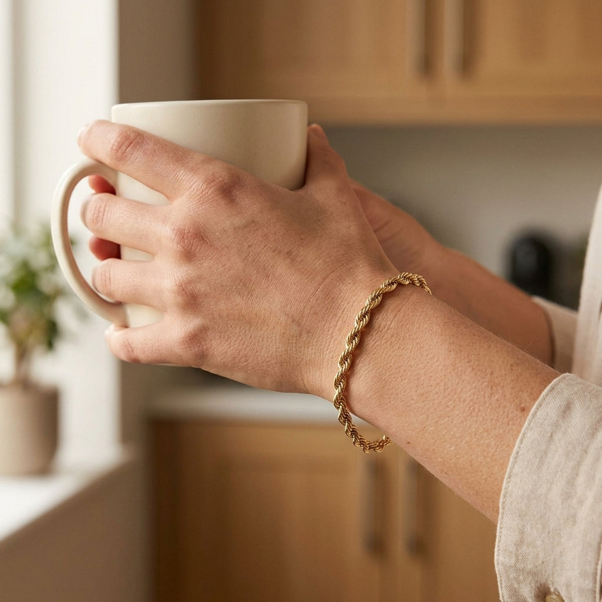 Armband Kordelkette – 375er Gold, 2 mm, 19 cm – am Handgelenk getragen, natürliche Lifestyle-Aufnahme