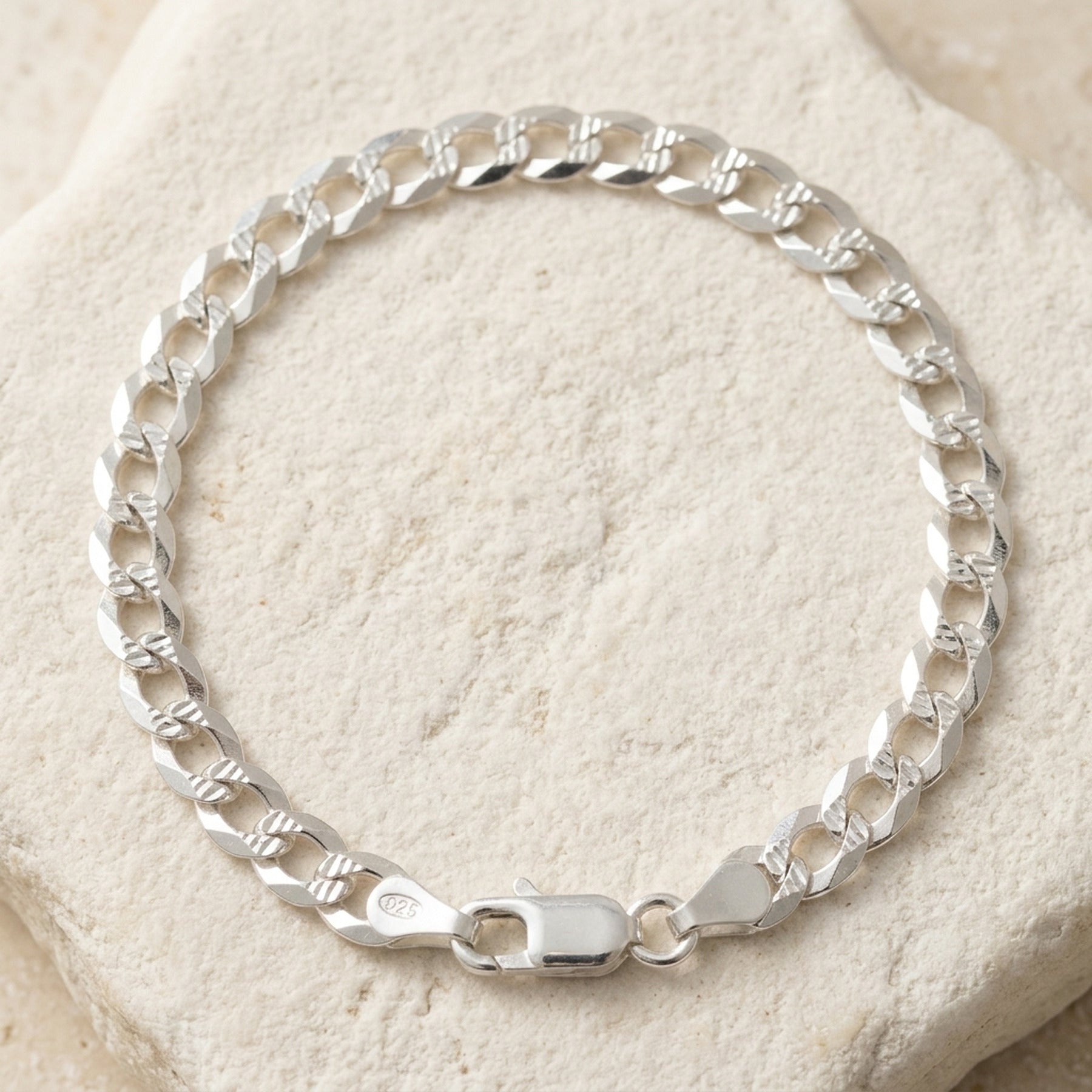 Armband Panzerkette flach mit Muster – 925er Silber, 4,6 mm, 19 cm – Detailansicht des Armbands vor neutralem Hintergrund
