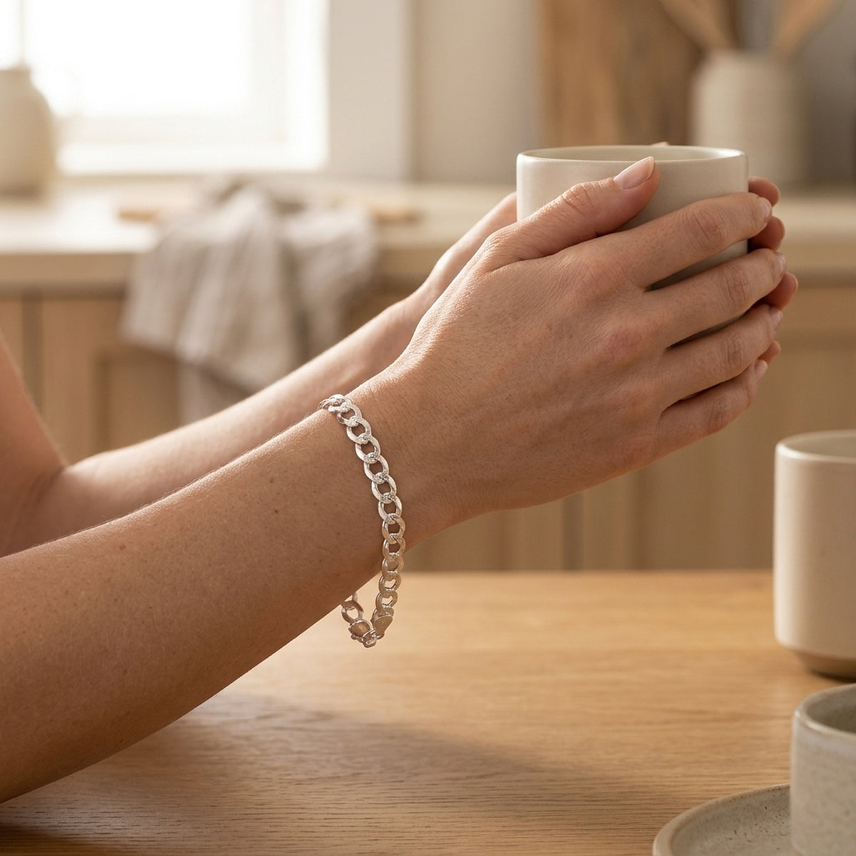 Armband Panzerkette flach mit Muster – 925er Silber, 4,6 mm, 19 cm – am Handgelenk getragen, natürliche Lifestyle-Aufnahme