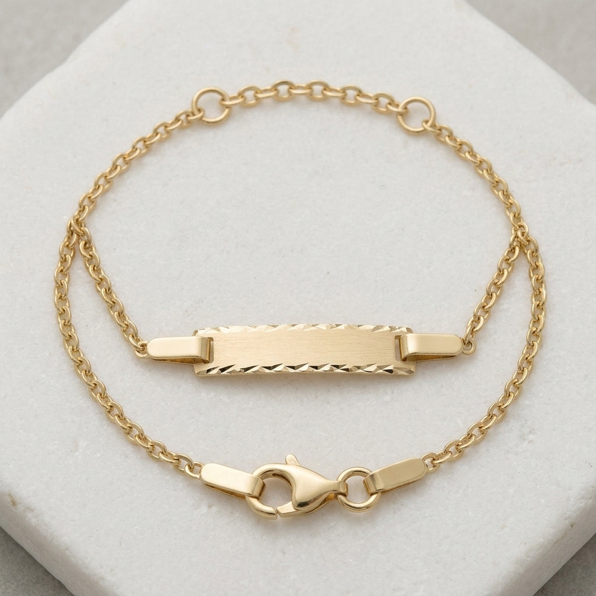 Armband Schildarmband mattiert diamantiert – 375er Gold, 1,8 mm, 15 cm – Detailansicht des Armbands vor neutralem Hintergrund