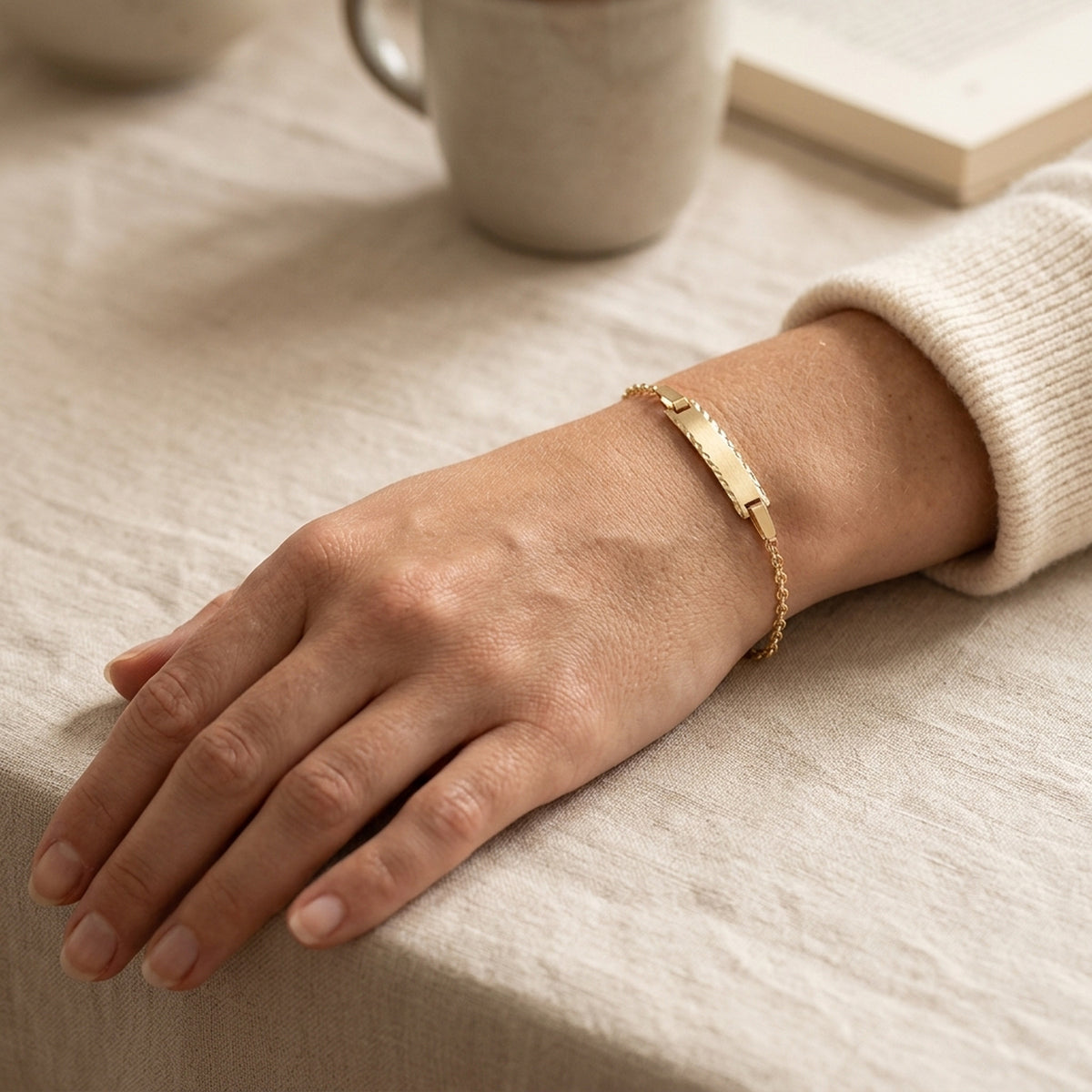Armband Schildarmband mattiert diamantiert – 375er Gold, 1,8 mm, 15 cm – am Handgelenk getragen, natürliche Lifestyle-Aufnahme
