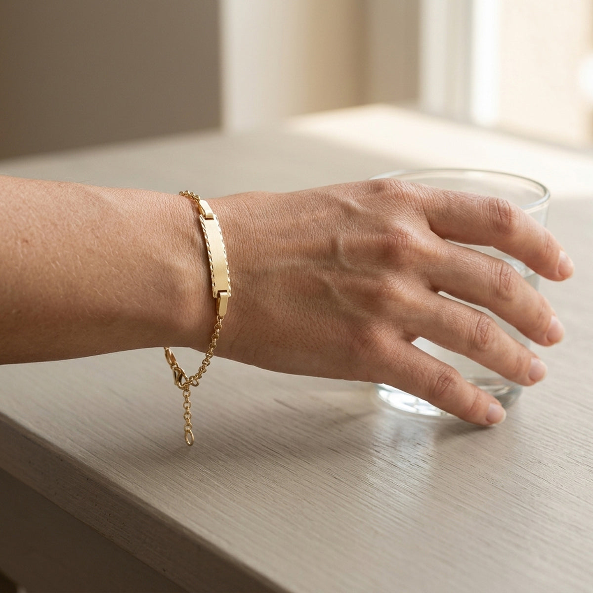 Armband Schildarmband mattiert diamantiert – 375er Gold, 1,8 mm, 15 cm – am Handgelenk getragen, zweite Lifestyle-Aufnahme in anderer Perspektive